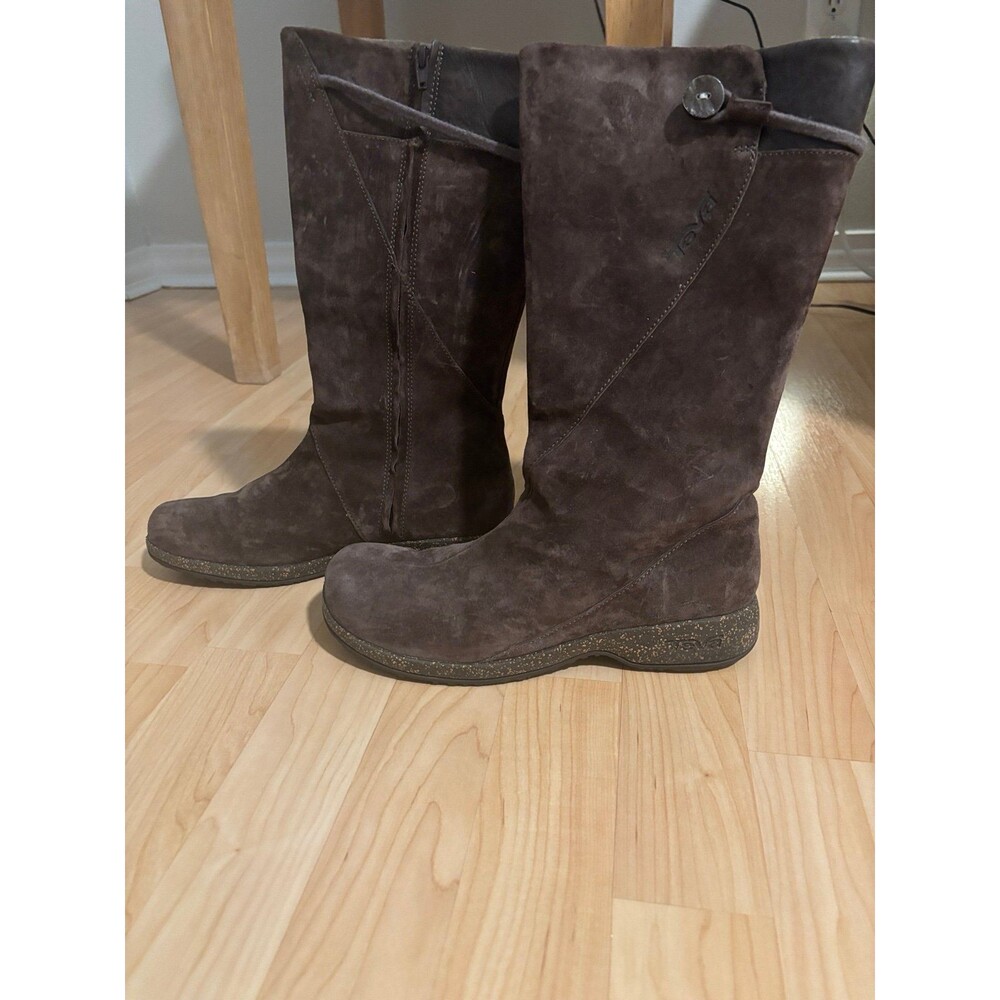Teva Brown Genuine Suede Boots EUC size 8 Vintage Not Worn See Pics.